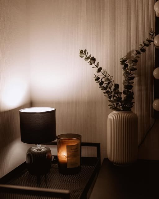 Pflegeprodukte und warmes Licht im Studio